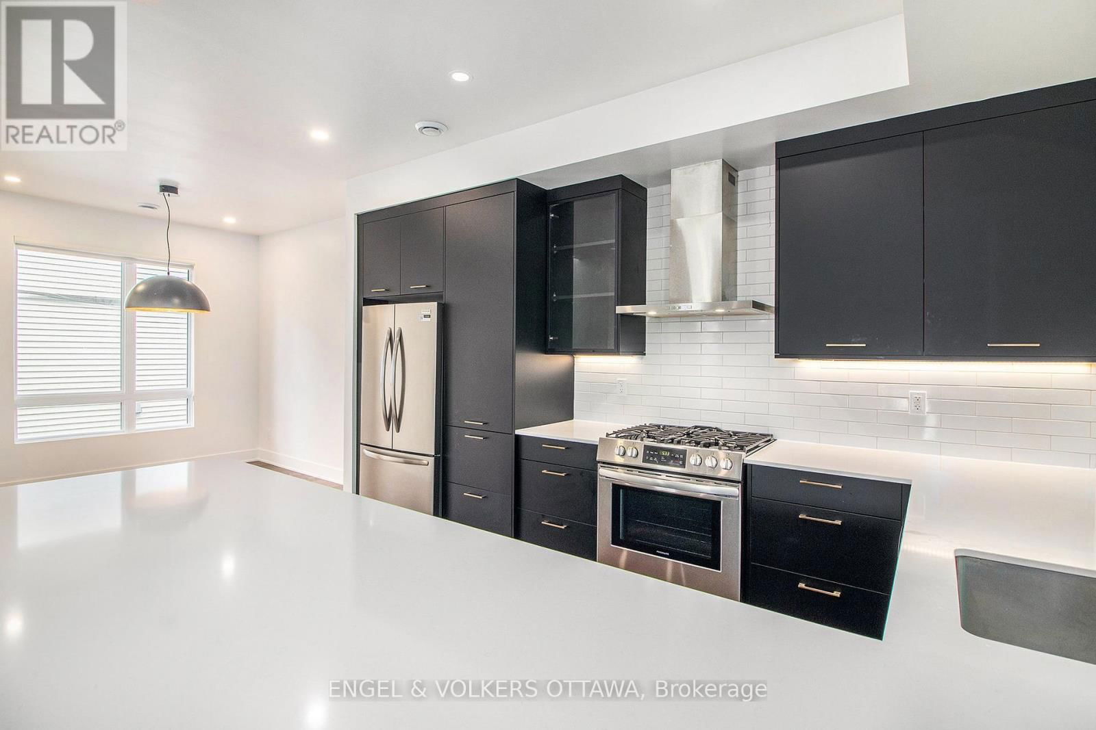 A - 866 WOODROFFE AVENUE Image 10