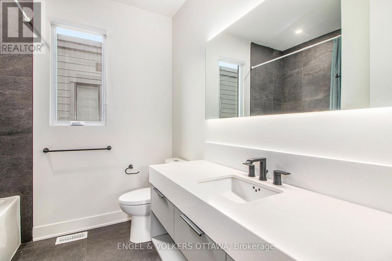 A - 866 WOODROFFE AVENUE Image 17