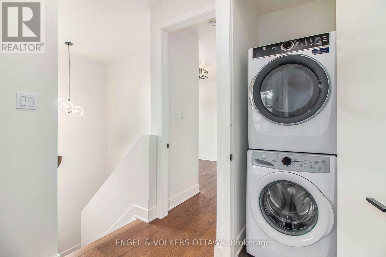 A - 866 WOODROFFE AVENUE Image 18