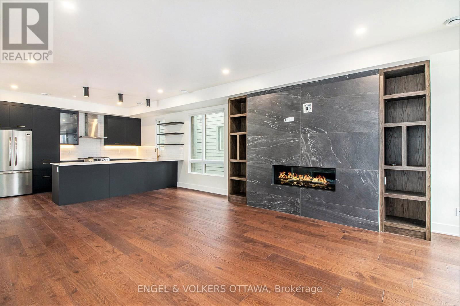 A - 866 WOODROFFE AVENUE Image 6