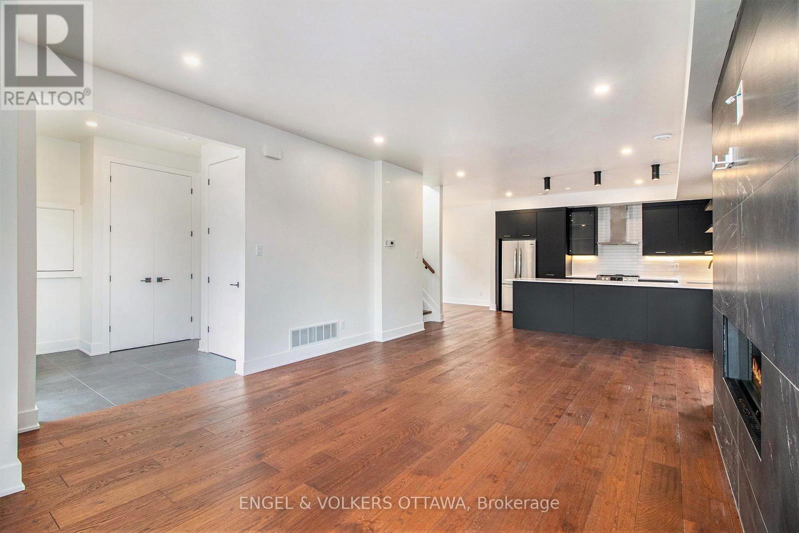 A - 866 WOODROFFE AVENUE Image 7