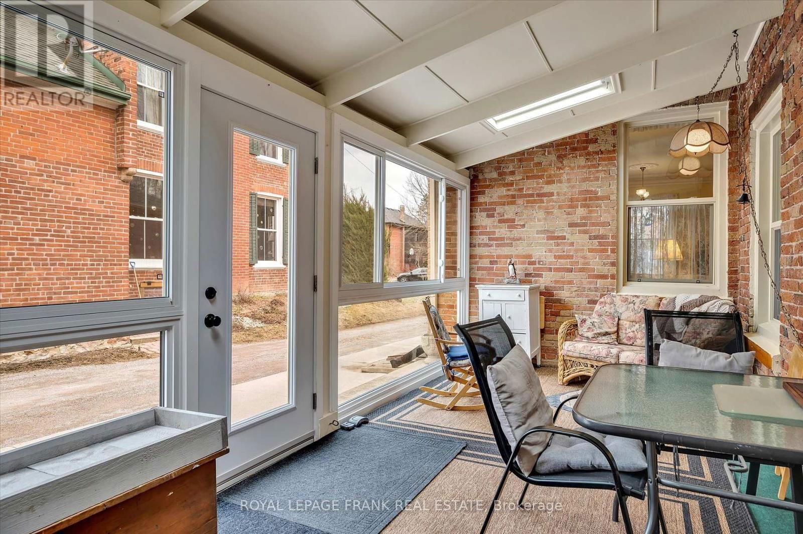 484 GILMOUR STREET Image 16