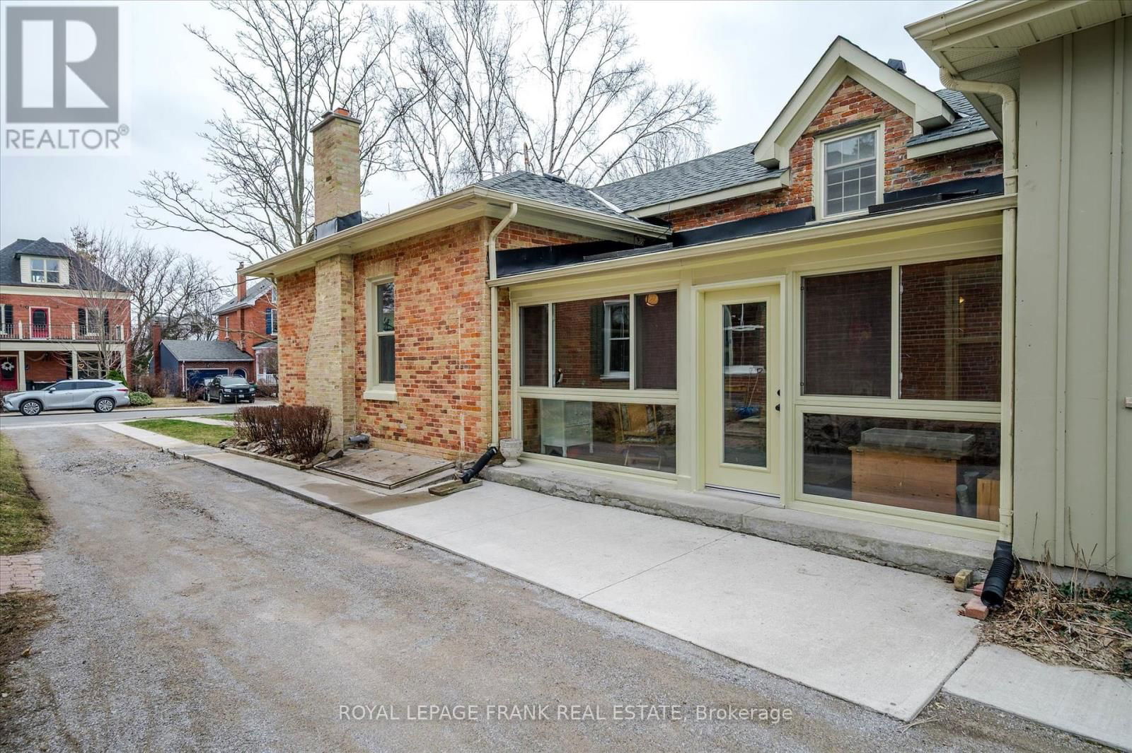 484 GILMOUR STREET Image 17