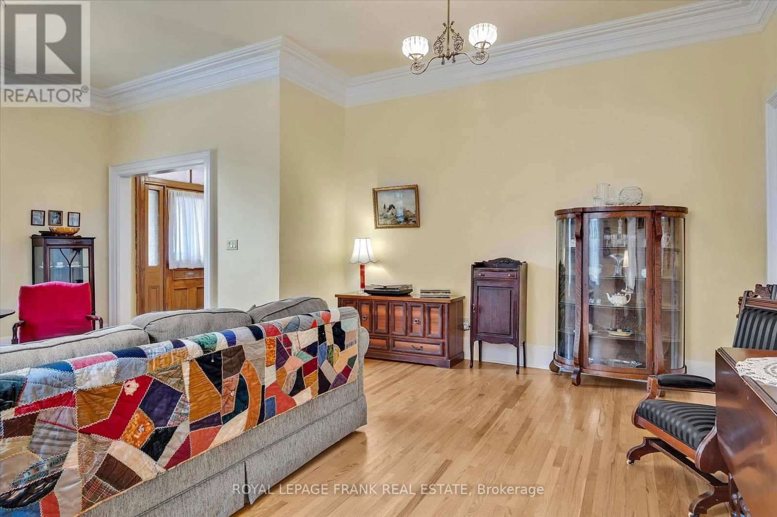 484 GILMOUR STREET Image 9