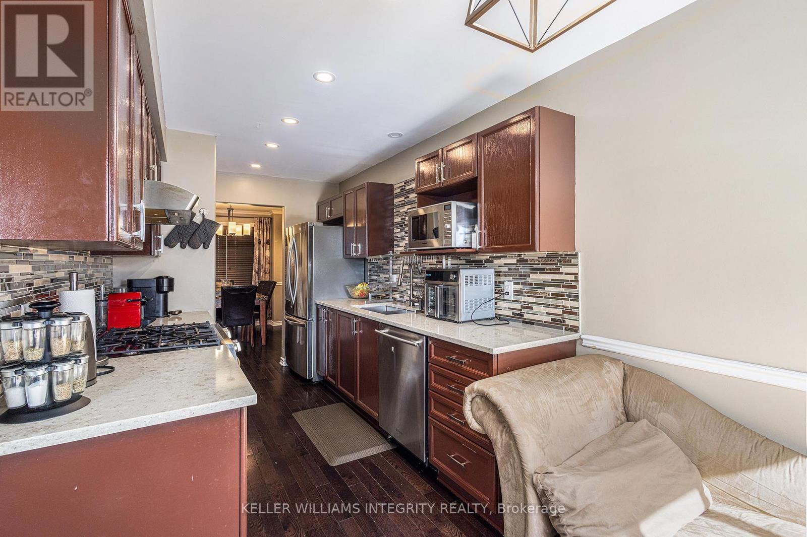 2114 BERGAMOT CIRCLE Image 10