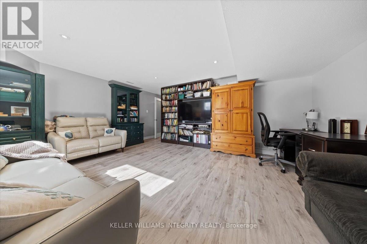381 COOKS MILL CRESCENT Image 32