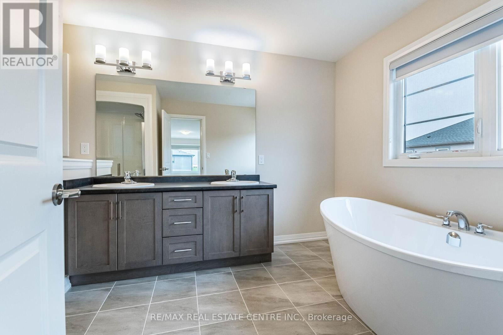 88 ACACIA ROAD Image 23