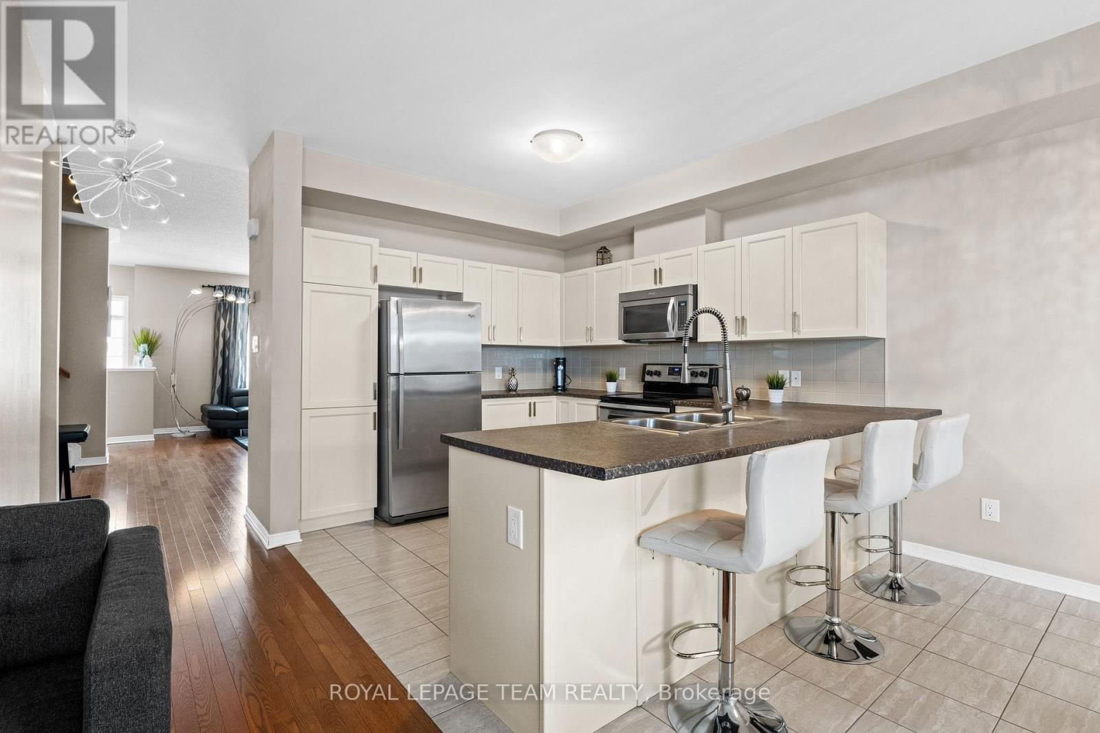 222 LONGFIELDS DRIVE Image 8