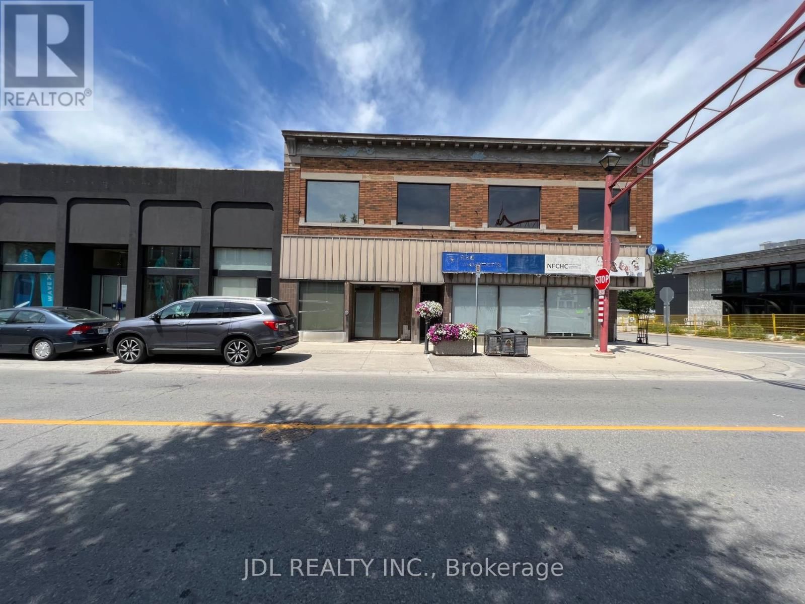 4481 QUEEN STREET Image 2