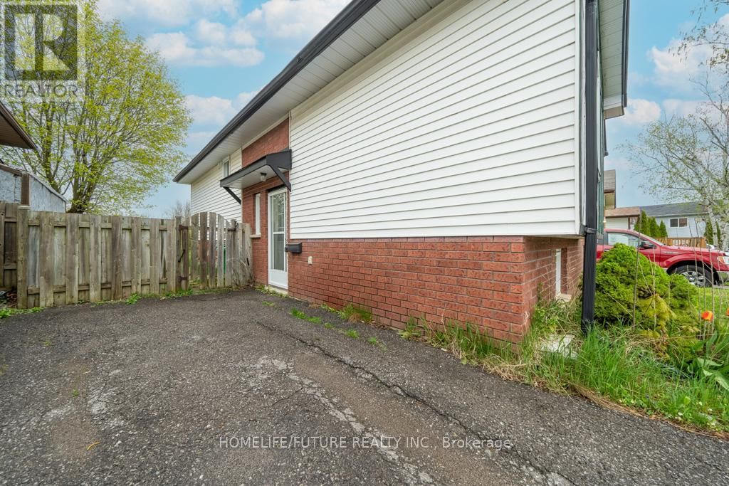 Upper - 453 CRYSTAL DRIVE Image 3