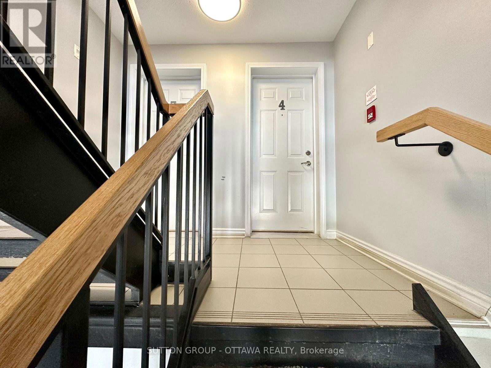 4 - 313 CRESTHAVEN DRIVE Image 3