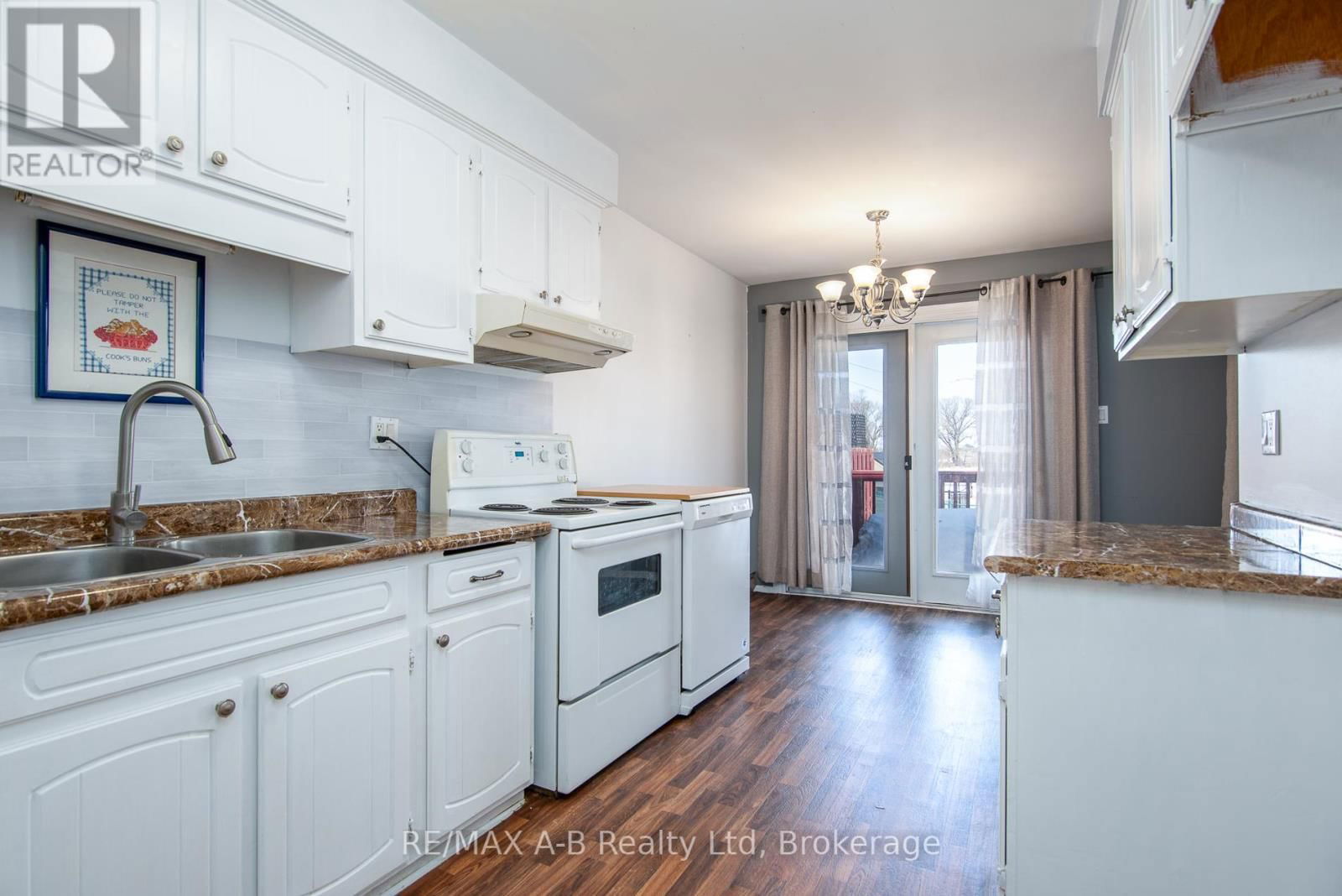 26 DICKENS PLACE Image 24