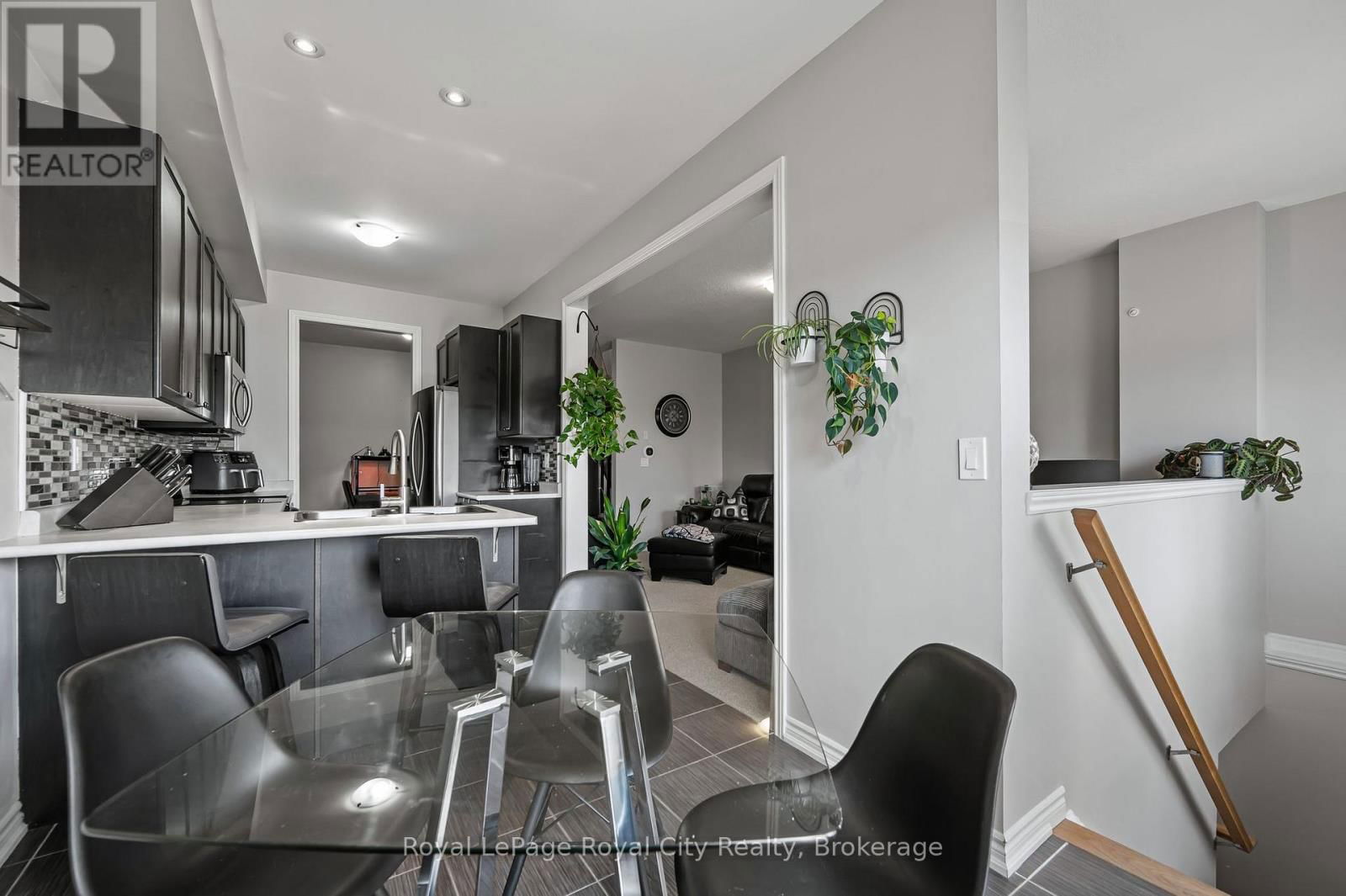 23 COURTNEY STREET Image 14