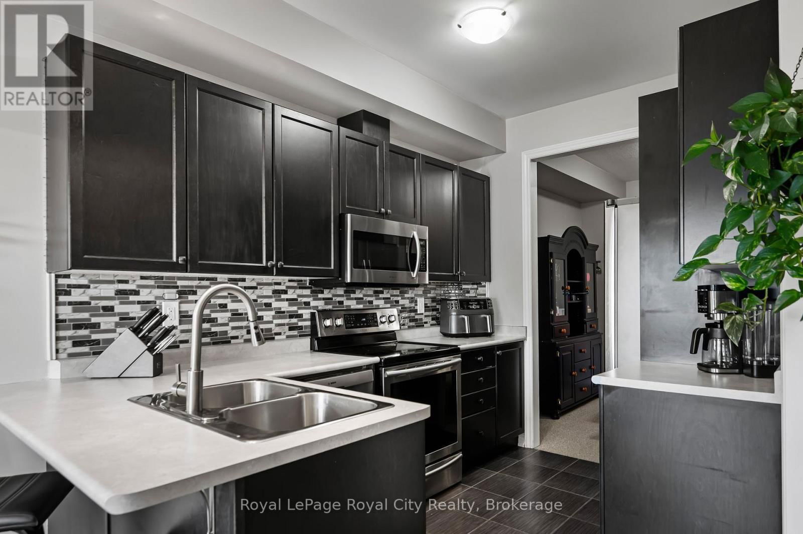 23 COURTNEY STREET Image 9