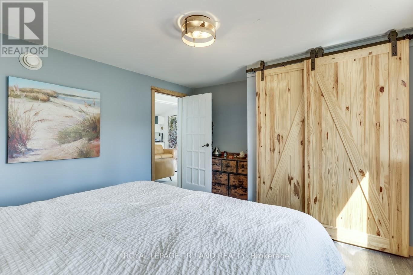 7933 KATHARINE CRESCENT Image 12