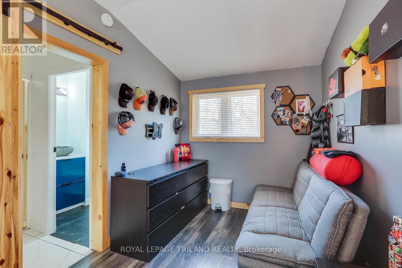 7933 KATHARINE CRESCENT Image 15