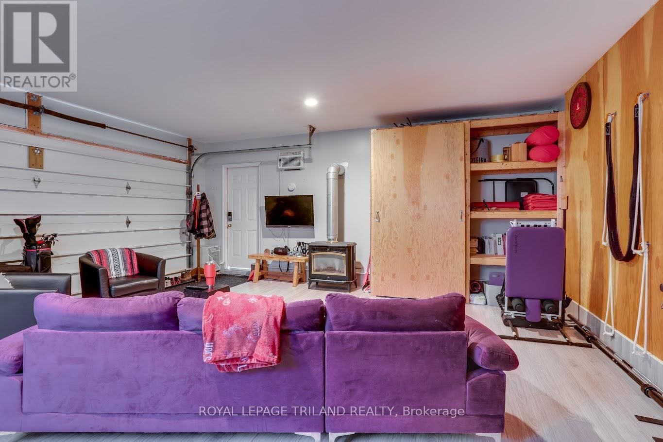 7933 KATHARINE CRESCENT Image 23