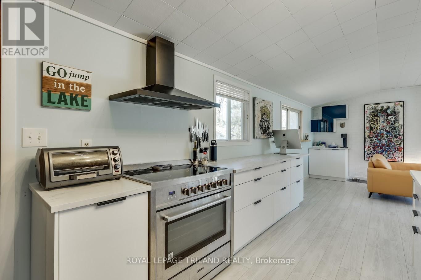 7933 KATHARINE CRESCENT Image 3