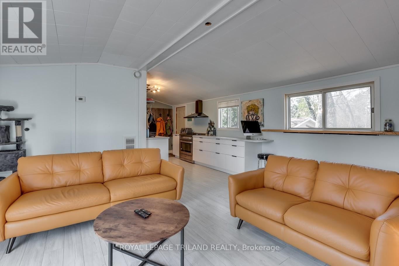 7933 KATHARINE CRESCENT Image 7