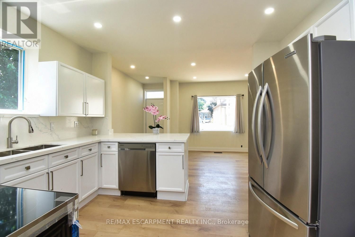 126 EVANS STREET Image 11