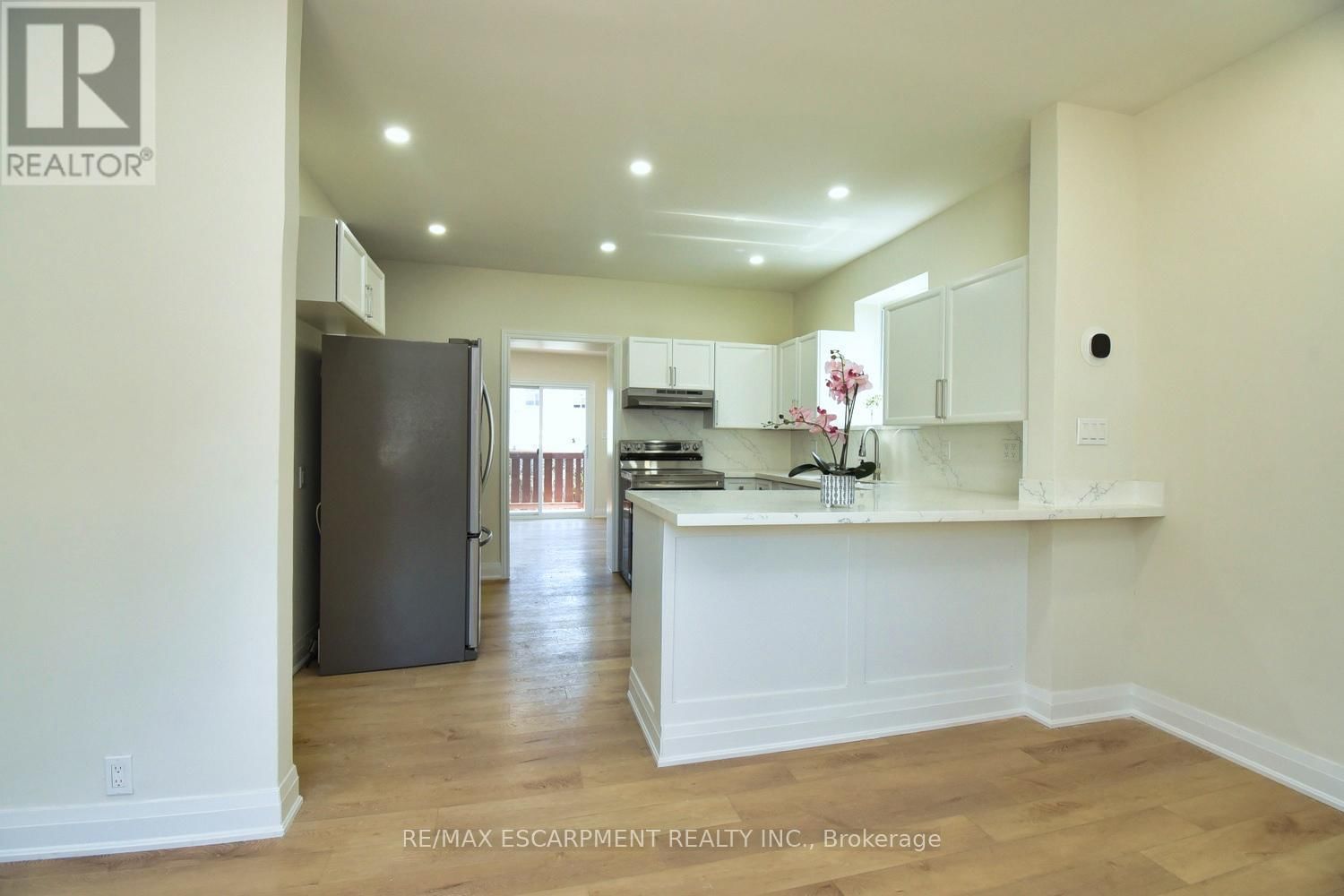 126 EVANS STREET Image 12