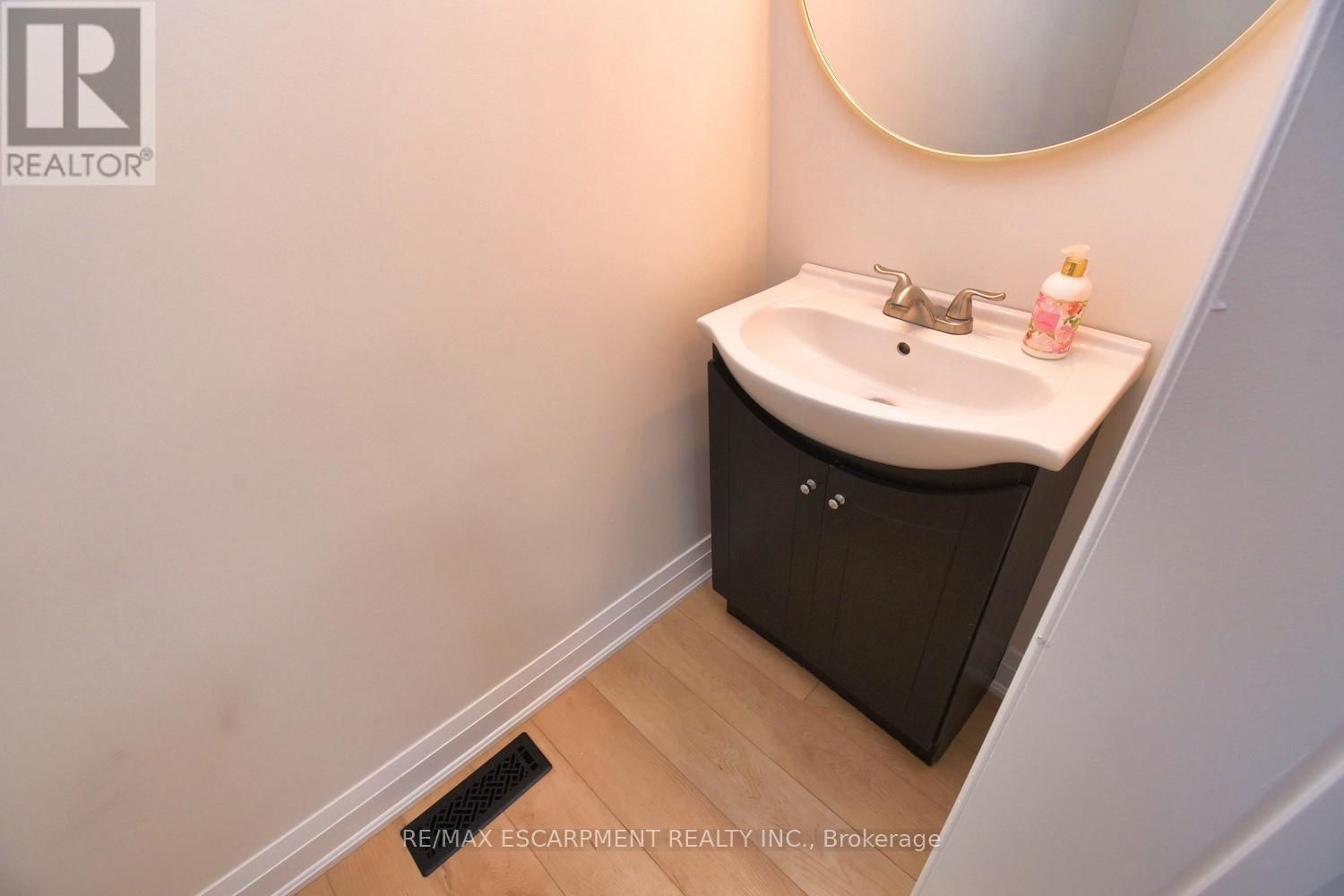 126 EVANS STREET Image 18