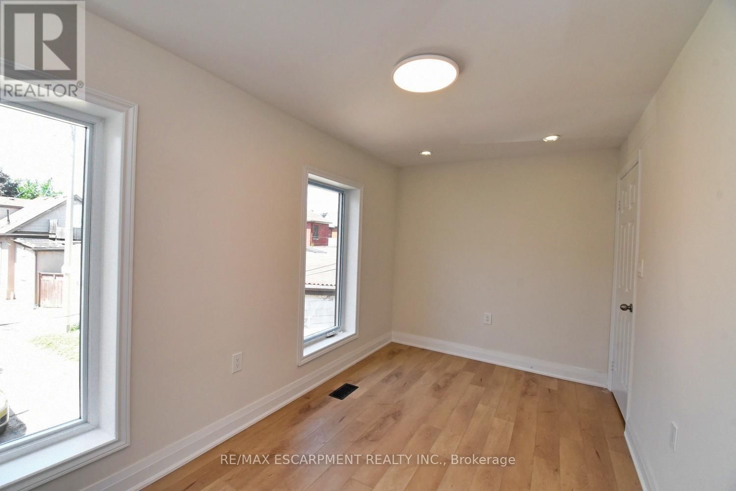 126 EVANS STREET Image 21