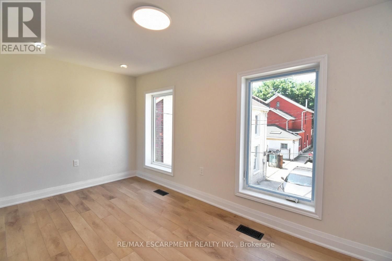 126 EVANS STREET Image 23