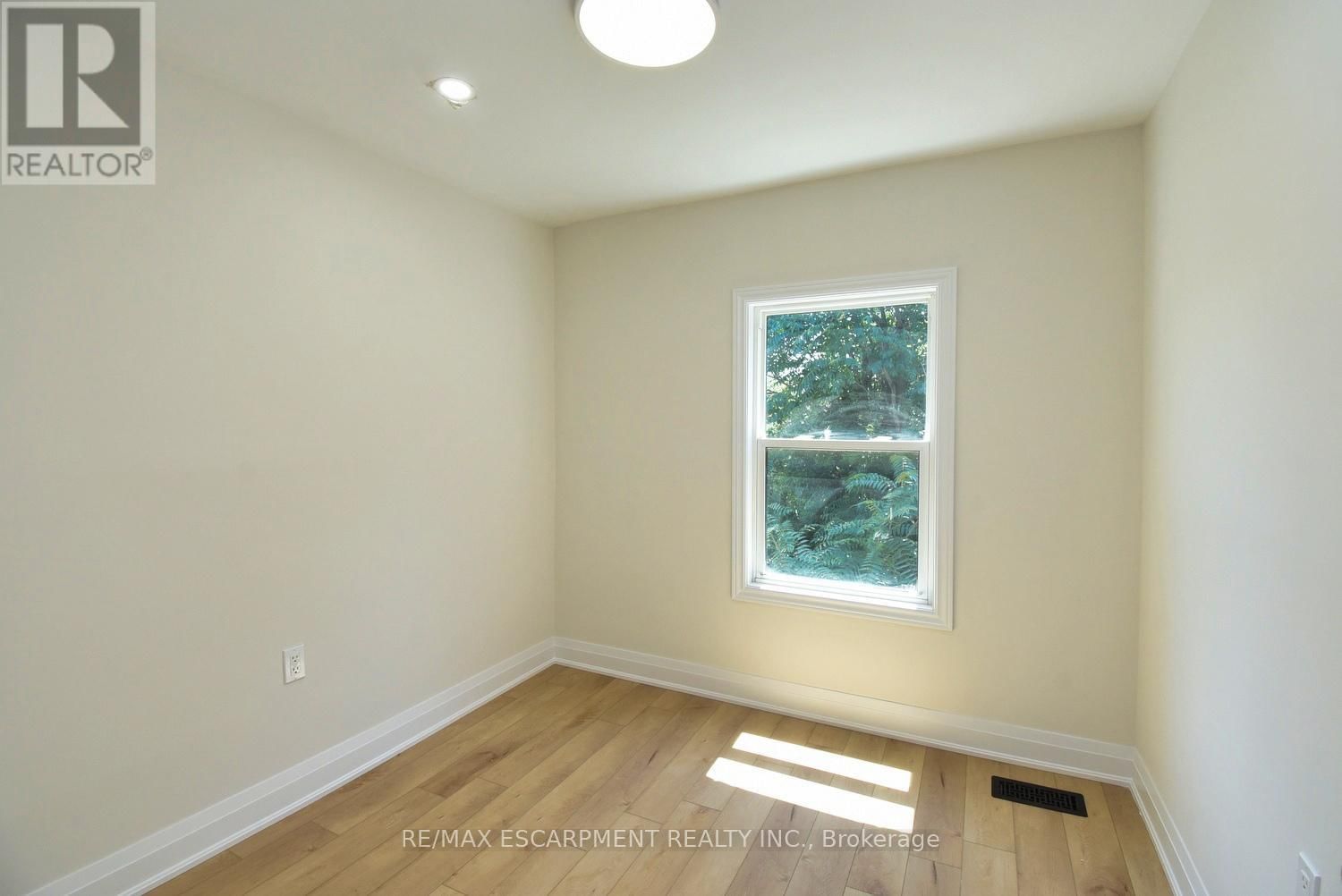 126 EVANS STREET Image 25