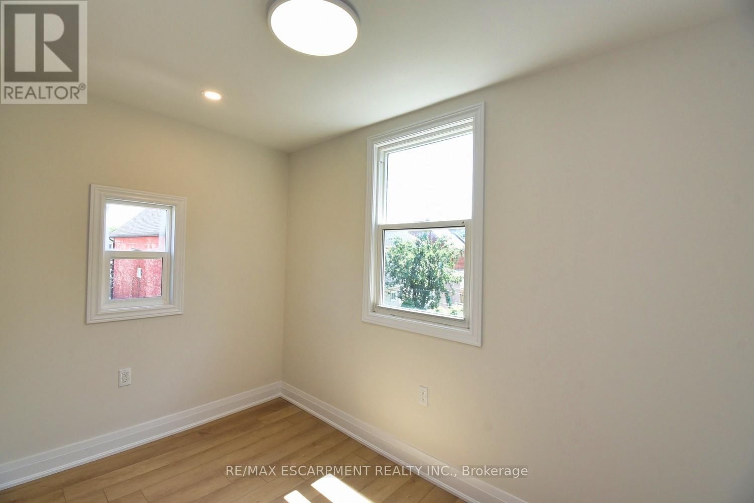 126 EVANS STREET Image 27
