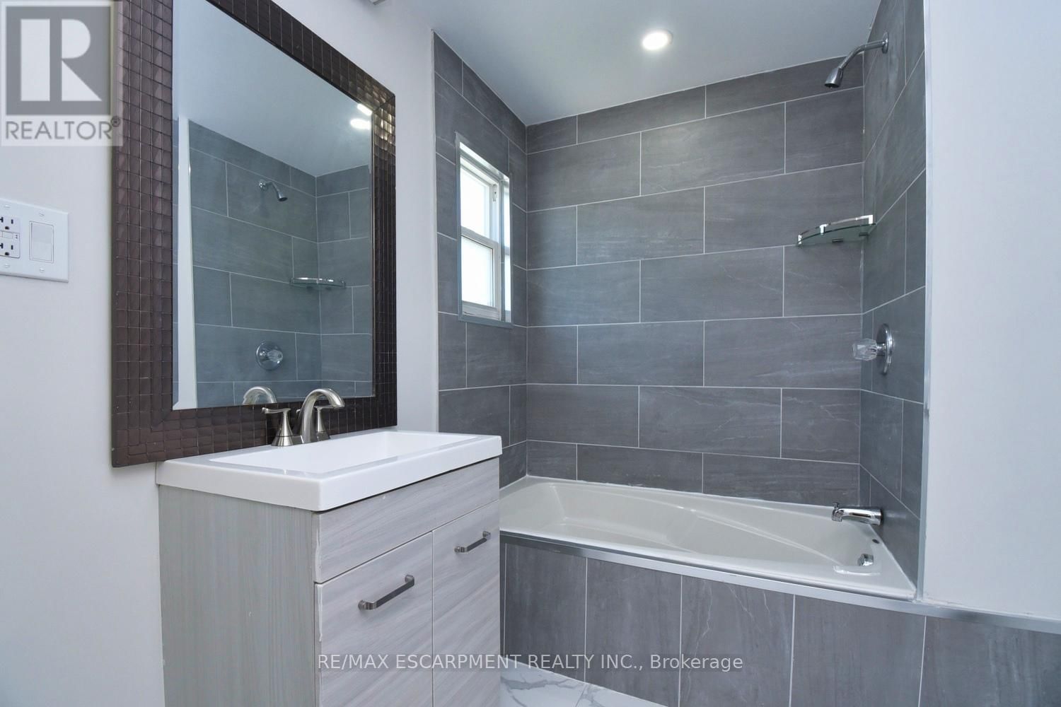 126 EVANS STREET Image 30