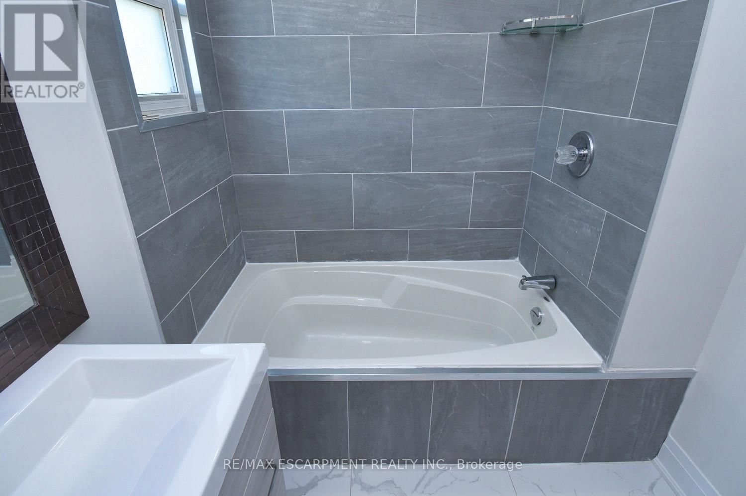 126 EVANS STREET Image 31