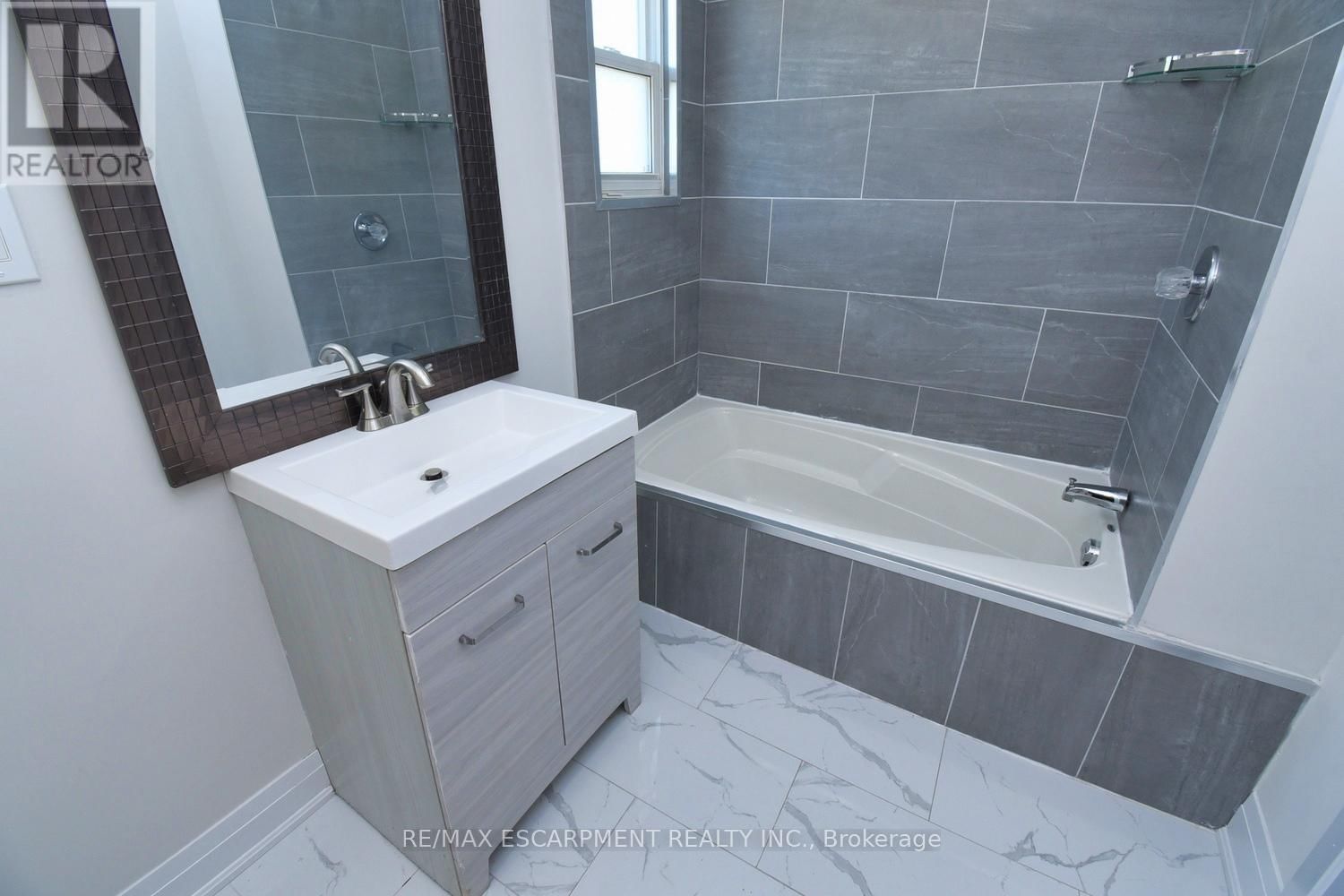 126 EVANS STREET Image 32