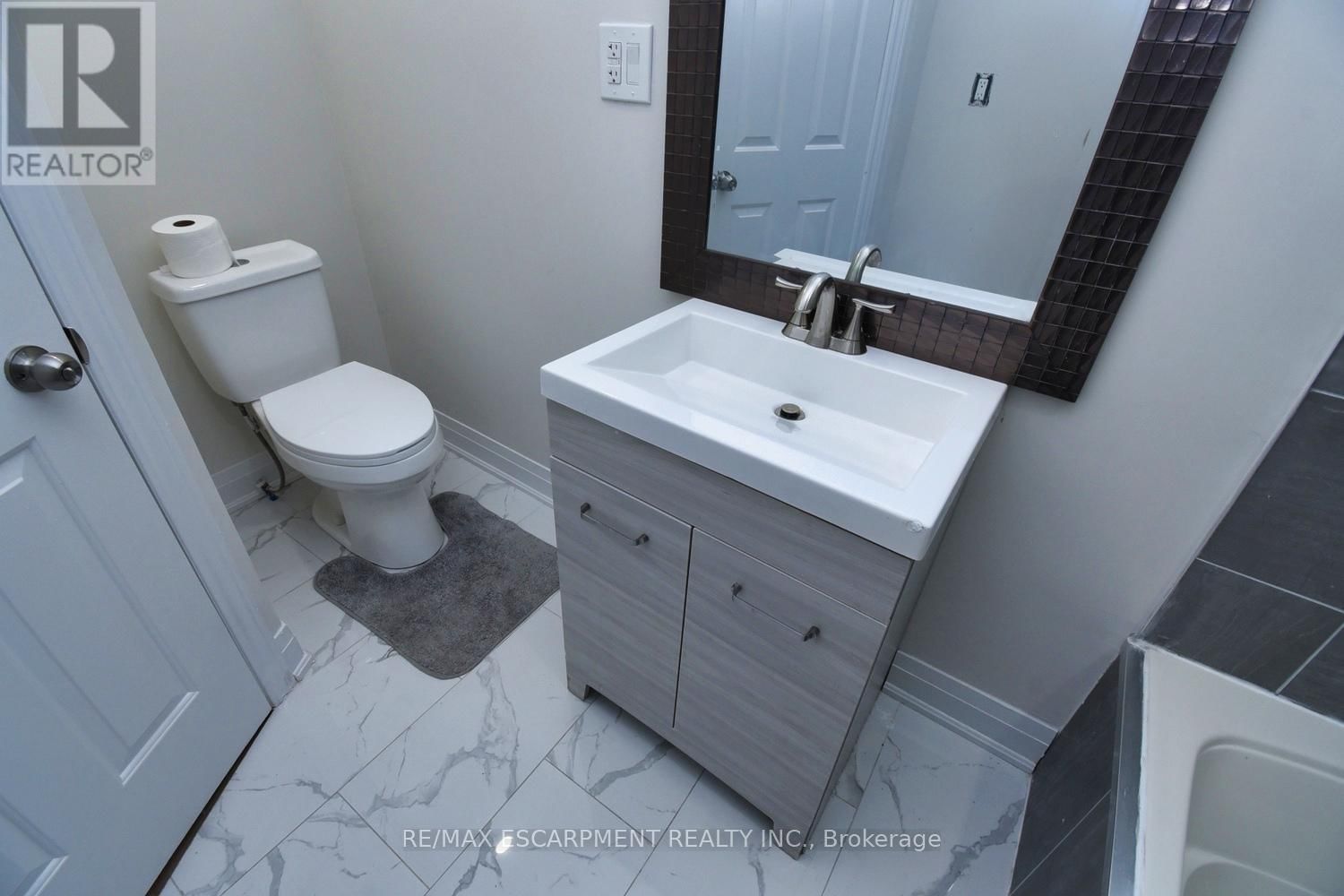 126 EVANS STREET Image 33