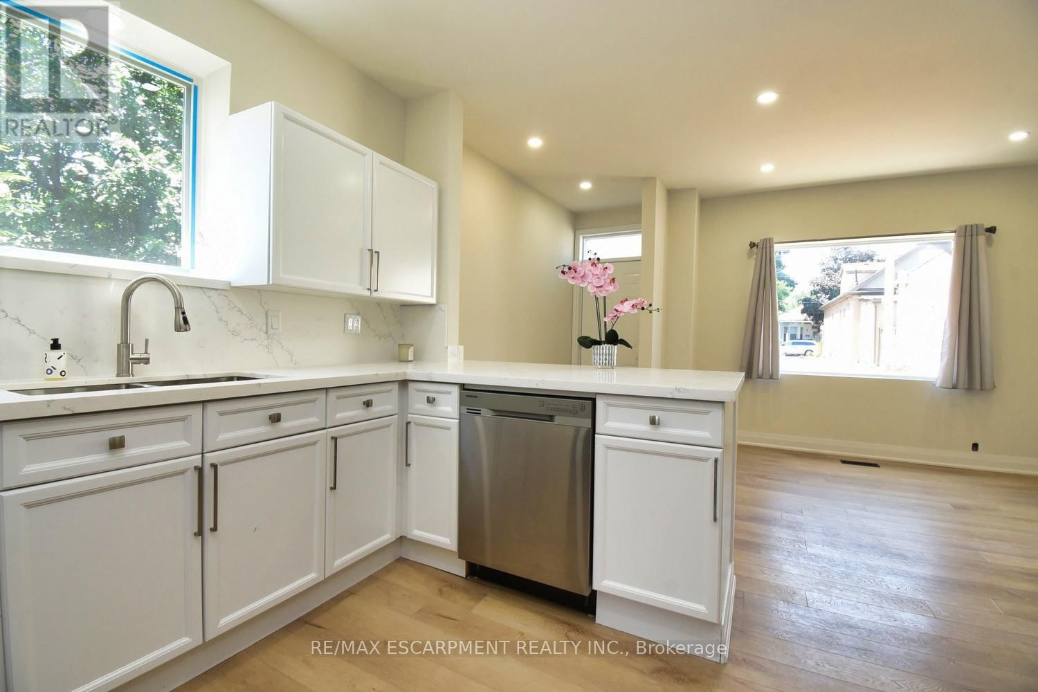 126 EVANS STREET Image 41