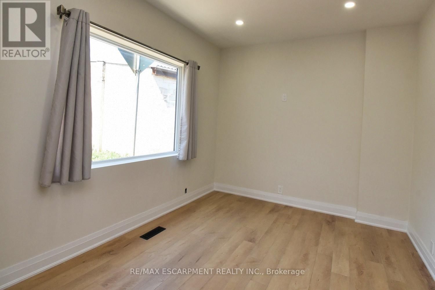 126 EVANS STREET Image 6