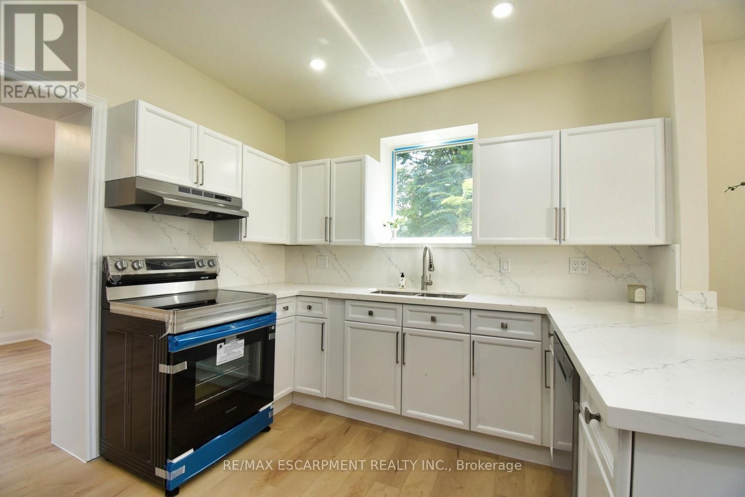 126 EVANS STREET Image 9
