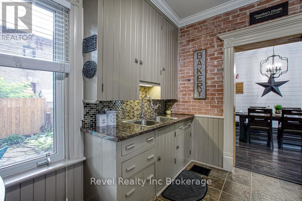 121 KING STREET WEST Image 25