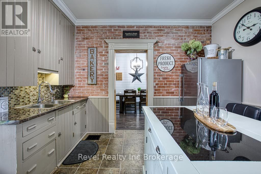 121 KING STREET WEST Image 26