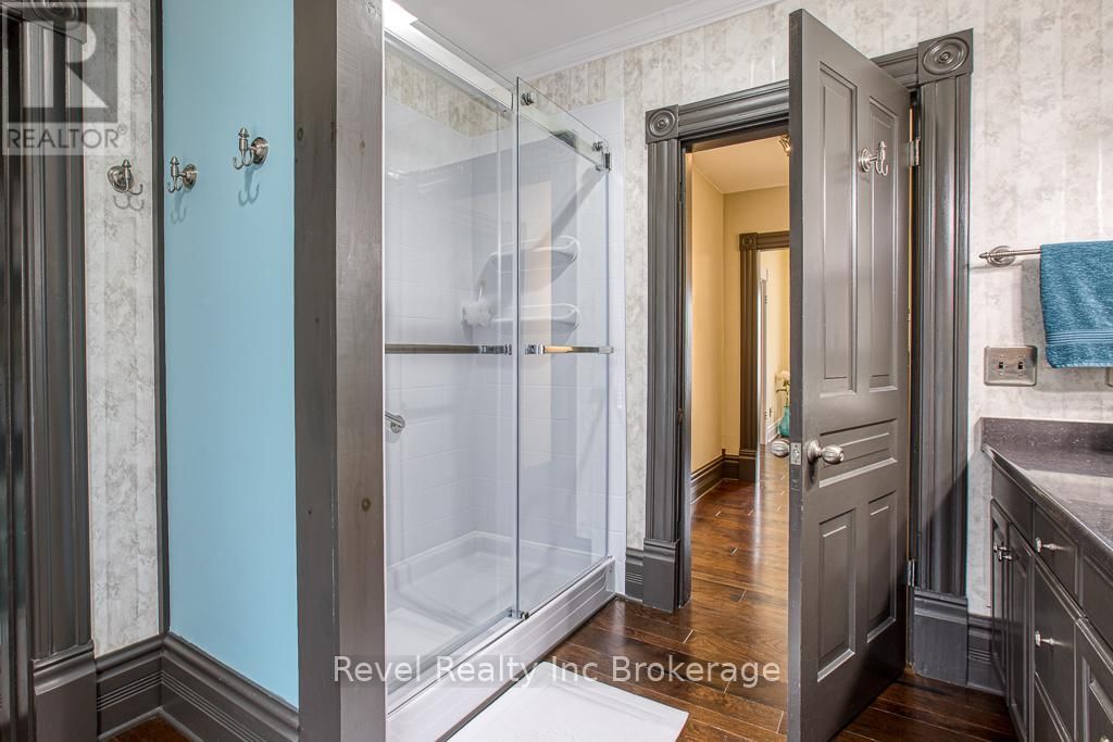 121 KING STREET WEST Image 35