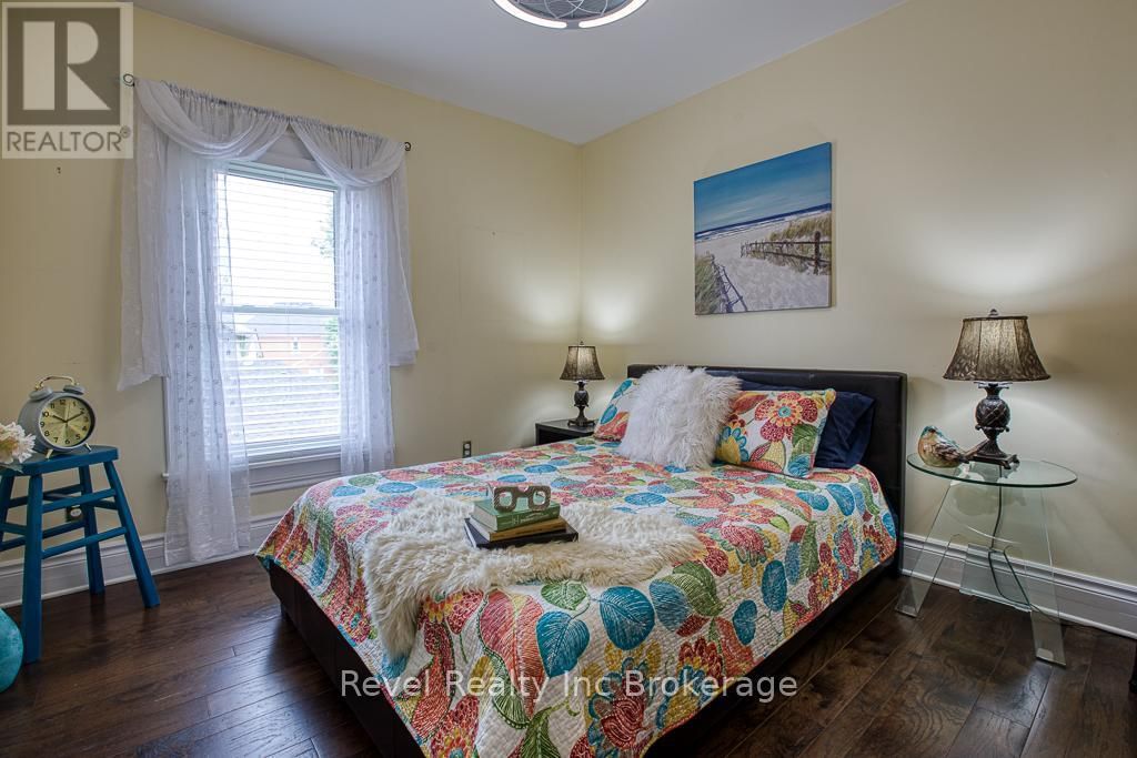 121 KING STREET WEST Image 36