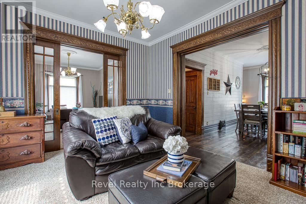 121 KING STREET WEST Image 42