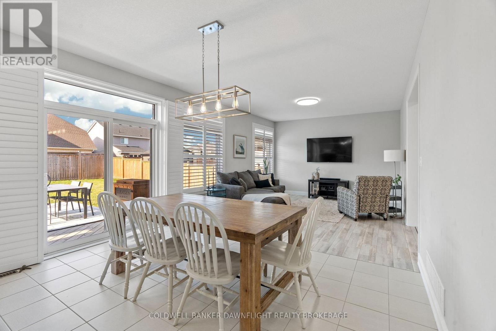 77 DEREHAM DRIVE Image 17