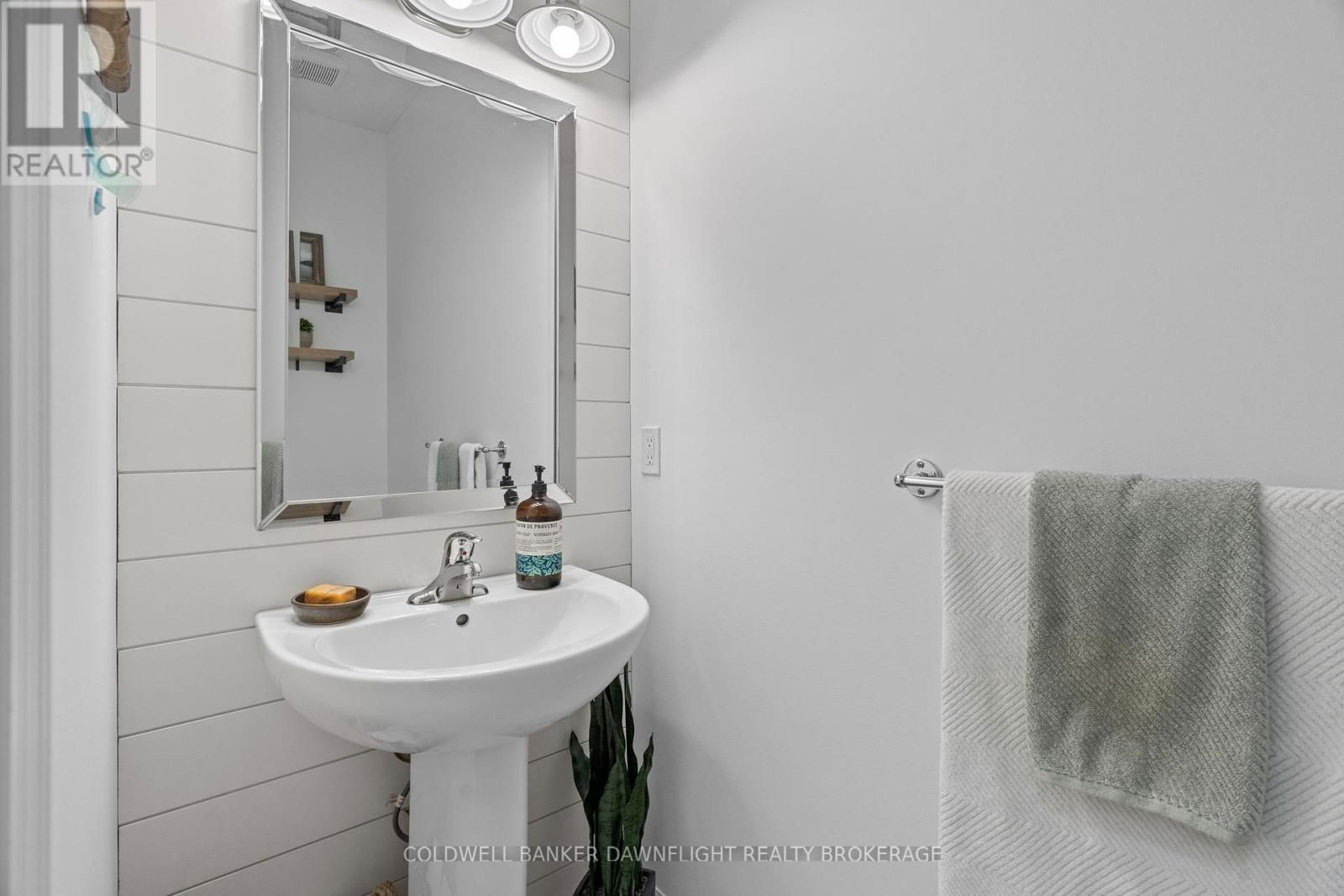 77 DEREHAM DRIVE Image 18