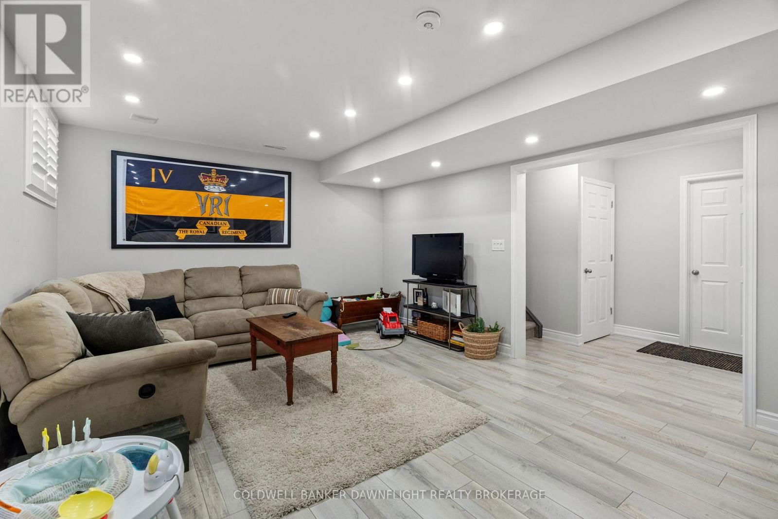 77 DEREHAM DRIVE Image 38