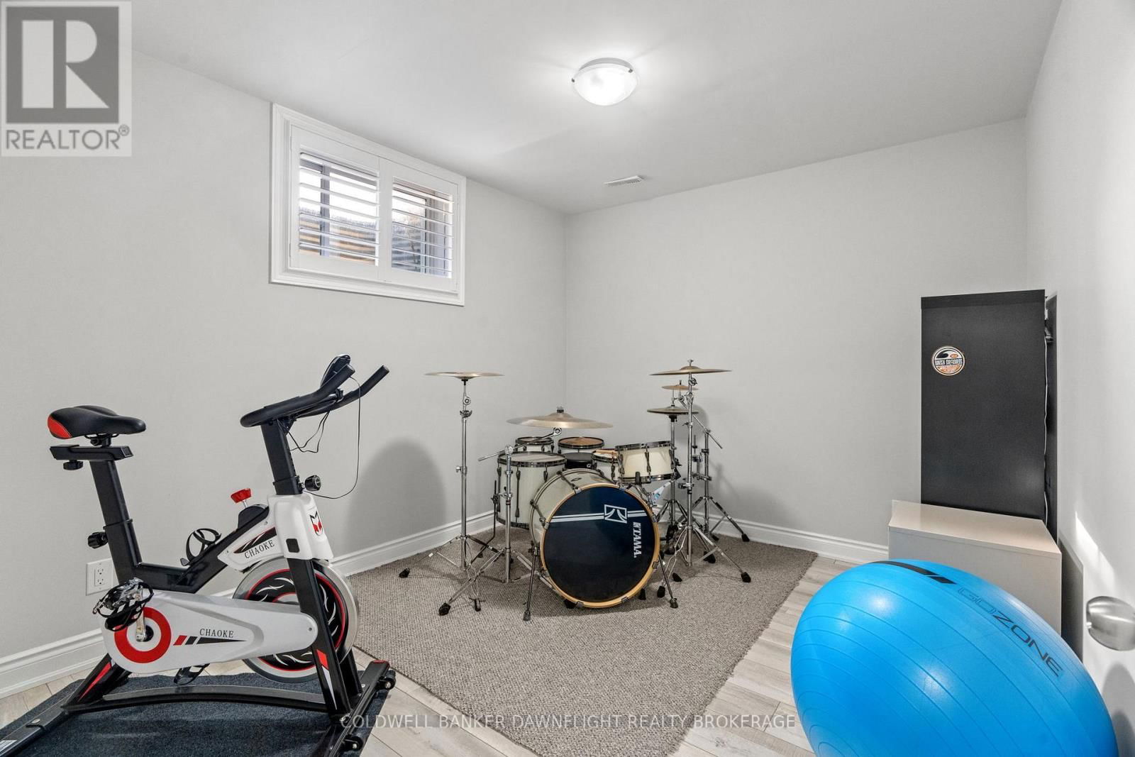 77 DEREHAM DRIVE Image 41