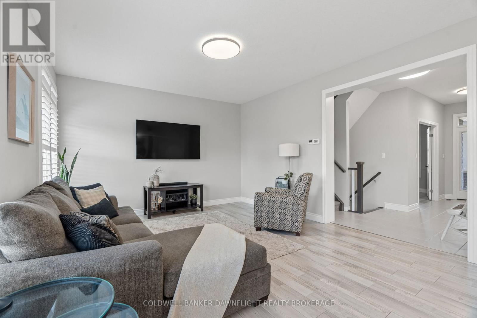 77 DEREHAM DRIVE Image 9