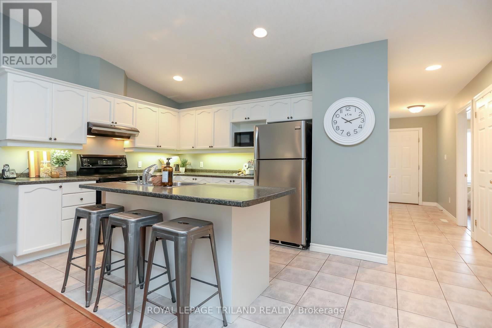 20 - 1241 BEAVERBROOK AVENUE Image 14
