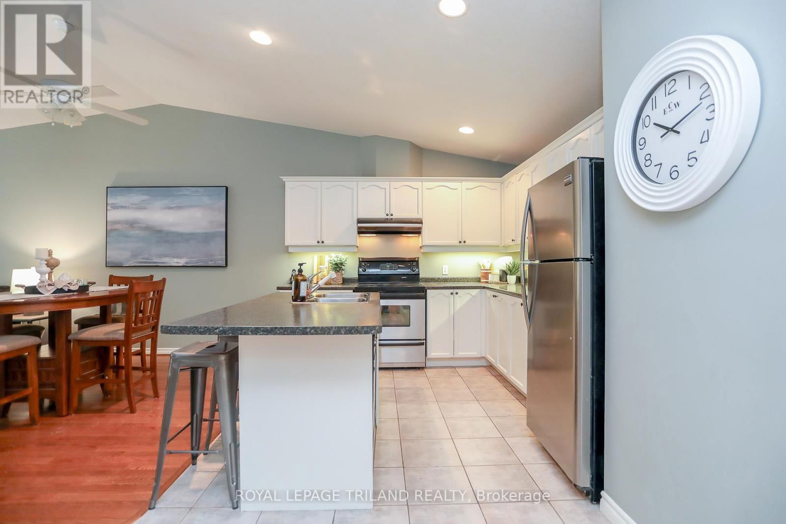20 - 1241 BEAVERBROOK AVENUE Image 19