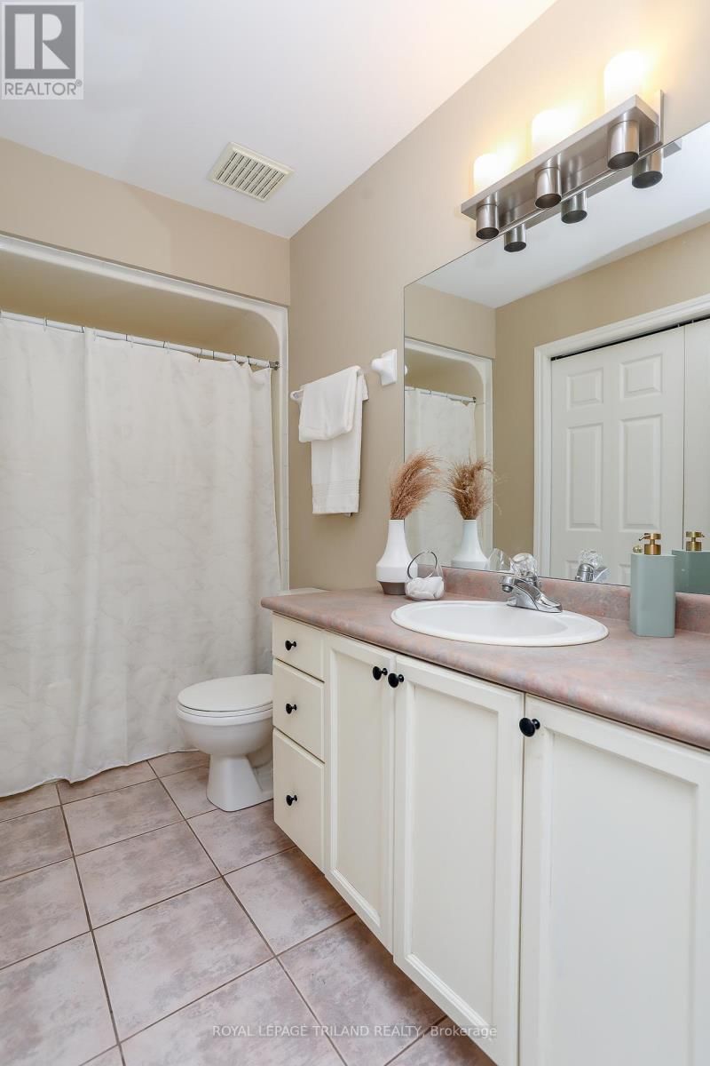 20 - 1241 BEAVERBROOK AVENUE Image 35